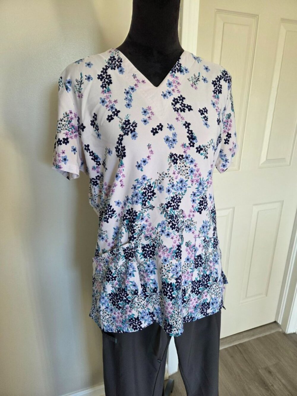 Butter-Soft Stretch Floral Scrub Top and bottoms  — Size M